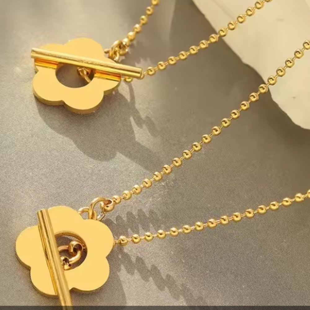 NWOT Dainty OT Buckle Flower Pendant Necklace